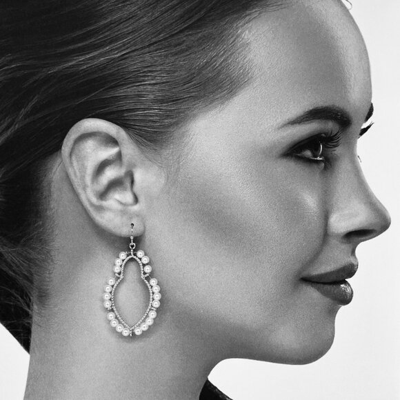 "Liz" NEW Pearl Gold Dangle Drop Chandelier Statement Fashion Earrings - Picture 3 of 3